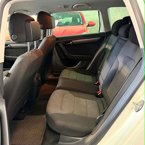 Volkswagen Passat 14 of 24