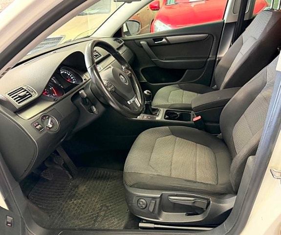 Volkswagen Passat 9 of 24