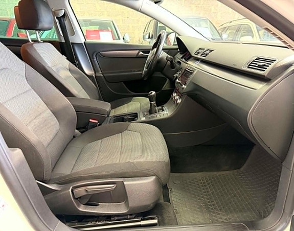 Volkswagen Passat 13 of 24