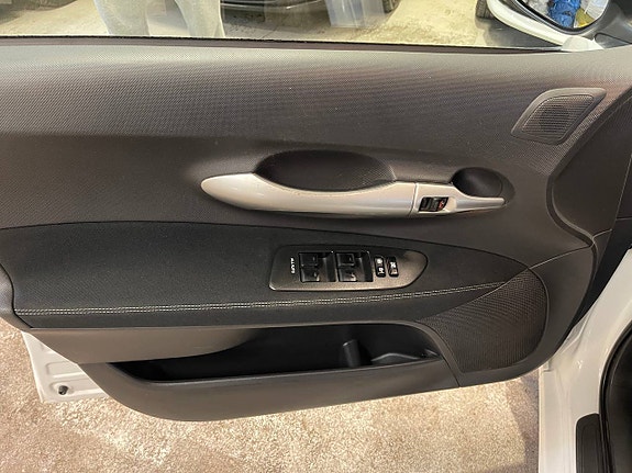 Toyota Auris 7 of 13