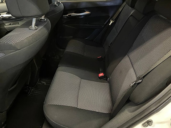 Toyota Auris 8 of 13