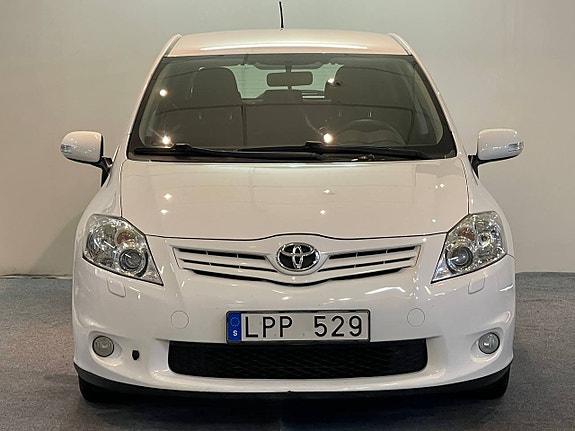 Toyota Auris 2 of 13