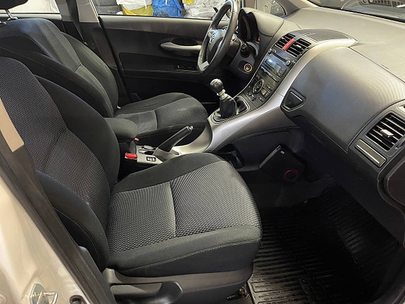 Toyota Auris 9 of 13