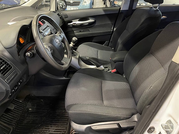 Toyota Auris 6 of 13