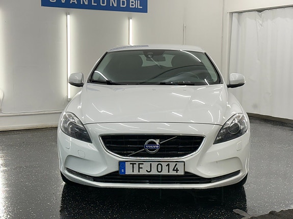 Volvo V40 2 of 15