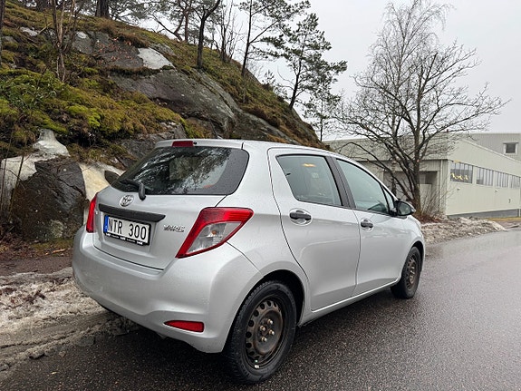 Toyota Yaris 3 of 4