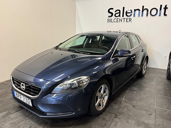 Volvo V40 2 of 26