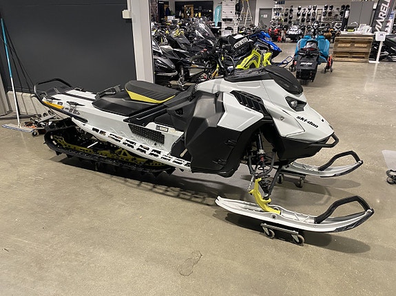 Ski-Doo Summit EDGE 146" 850 E-TEC SHOT 3 of 5