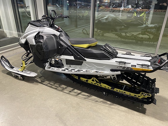 Ski-Doo Summit EDGE 146" 850 E-TEC SHOT 2 of 5