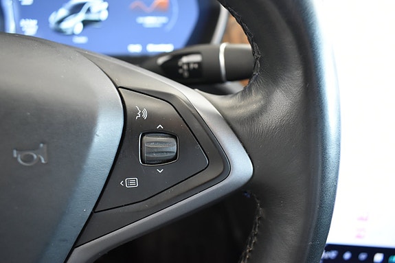 Tesla Model S 17 of 24
