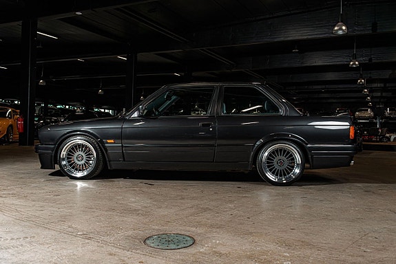 BMW 325i 3 of 5