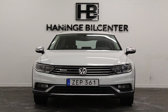 Volkswagen Passat Alltrack 2 of 5