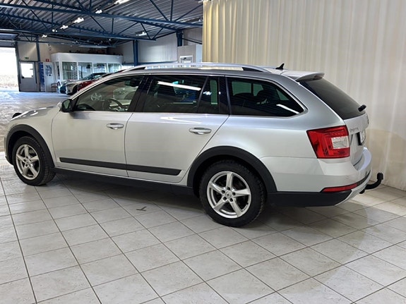 Skoda Octavia Scout 3 of 5