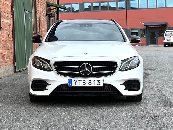 Mercedes-Benz E200 2 of 25