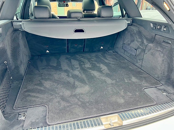 Mercedes-Benz E200 21 of 25
