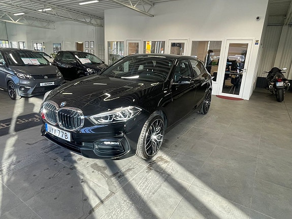 BMW 118i 2 of 5
