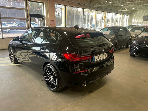 BMW 118i 4 of 5