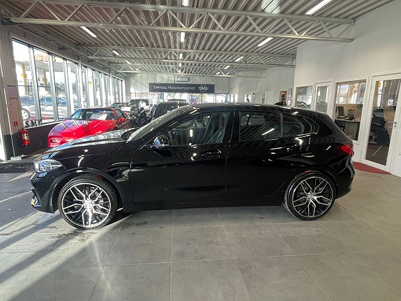 BMW 118i 3 of 5