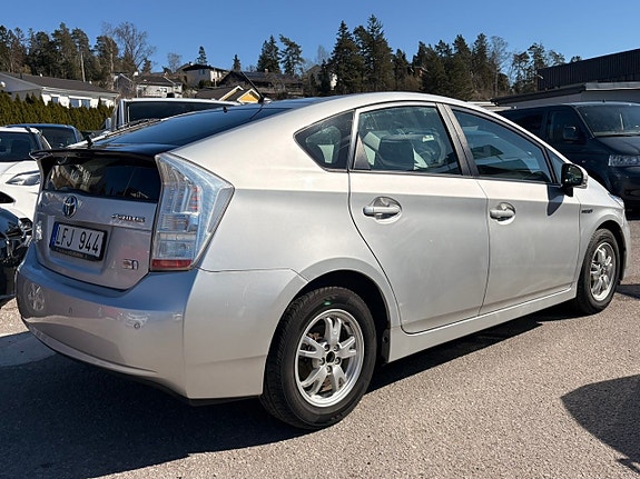 Toyota Prius 7 of 8