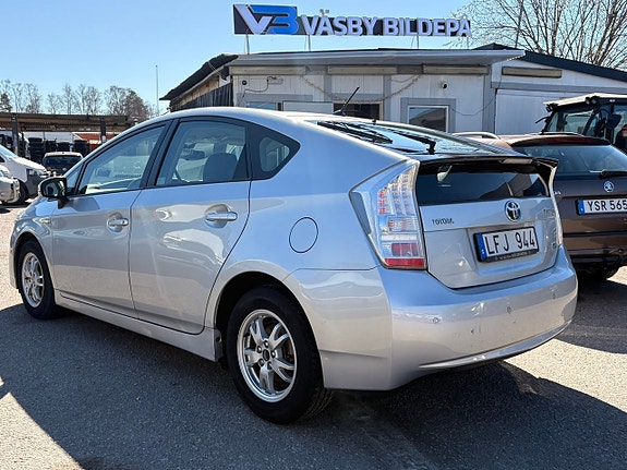 Toyota Prius 2 of 5
