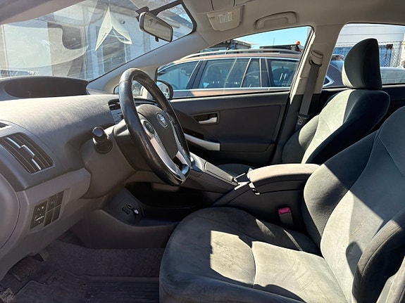 Toyota Prius 4 of 5