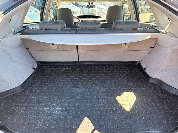Toyota Prius 6 of 8