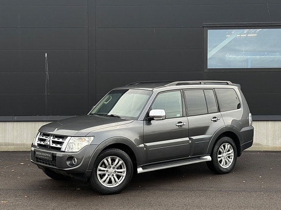 Mitsubishi Pajero 2 of 5