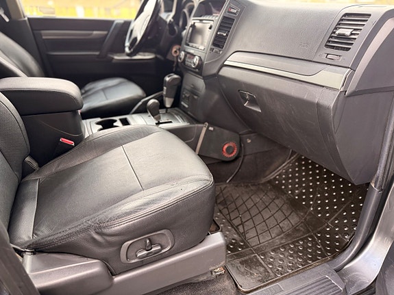 Mitsubishi Pajero 16 of 23