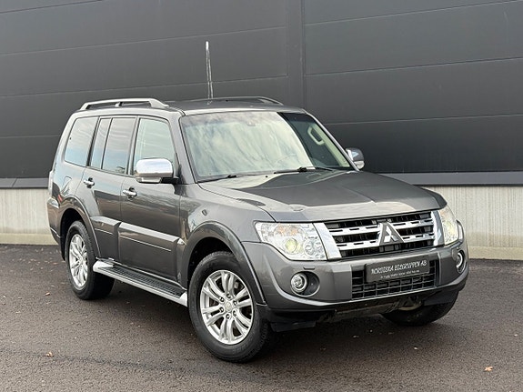 Mitsubishi Pajero 3 of 5