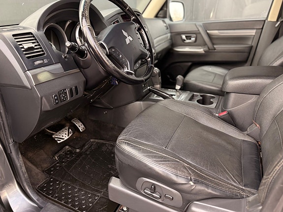 Mitsubishi Pajero 11 of 23
