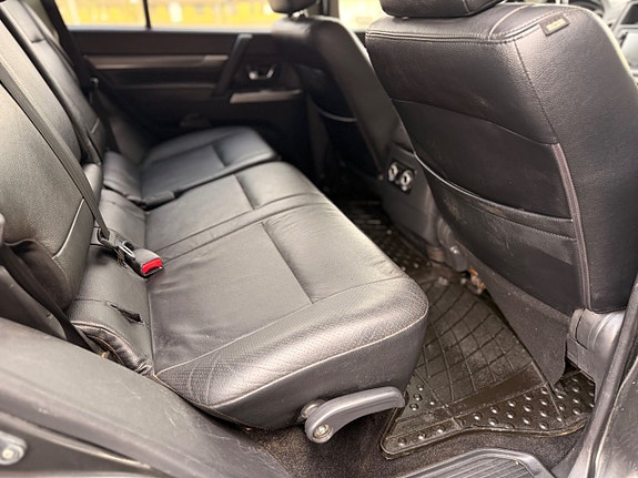 Mitsubishi Pajero 17 of 23