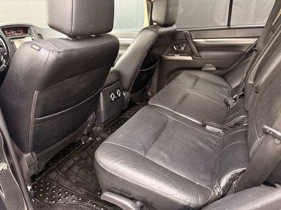 Mitsubishi Pajero 12 of 23