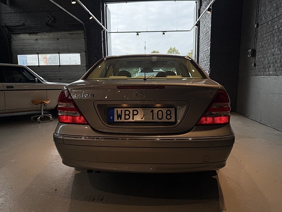 Mercedes-Benz C320 7 of 12
