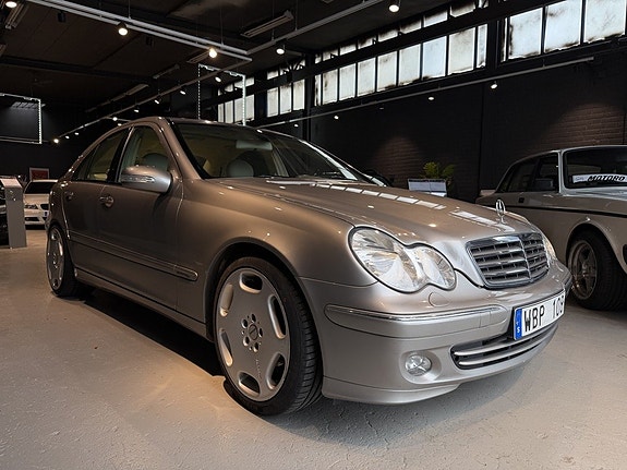 Mercedes-Benz C320 5 of 12