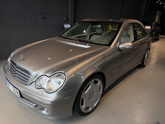Mercedes-Benz C320 2 of 12