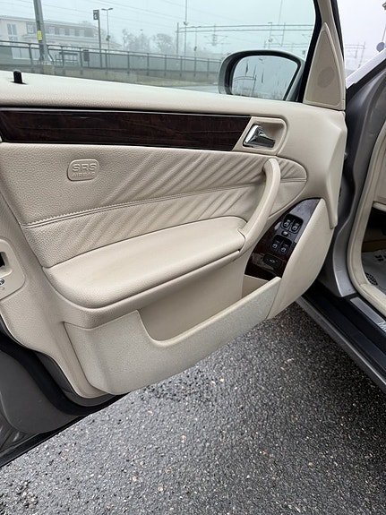 Mercedes-Benz C320 18 of 29