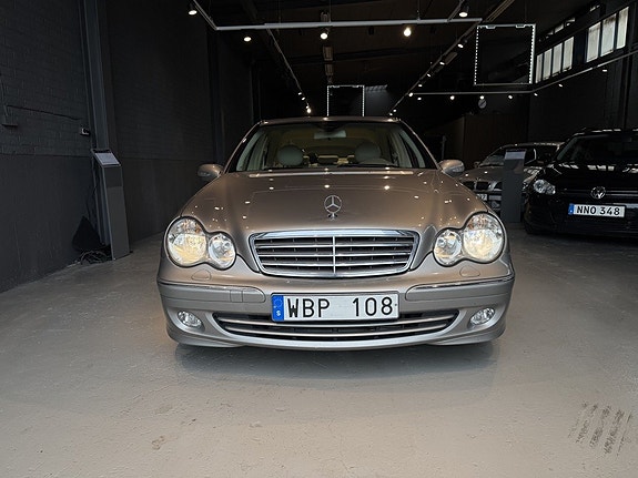 Mercedes-Benz C320 3 of 12