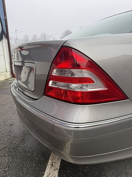 Mercedes-Benz C320 10 of 29