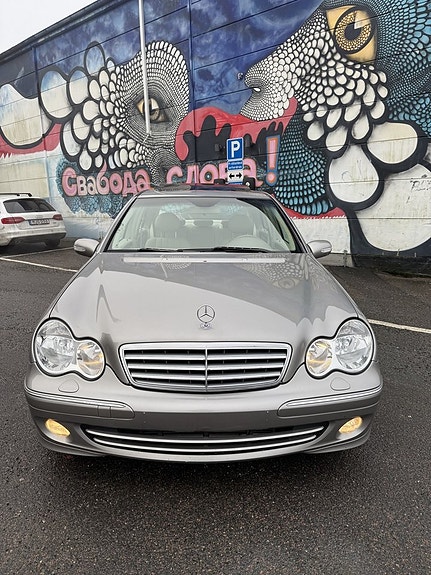 Mercedes-Benz C320 2 of 29