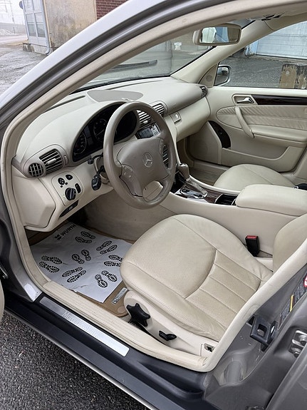 Mercedes-Benz C320 13 of 29