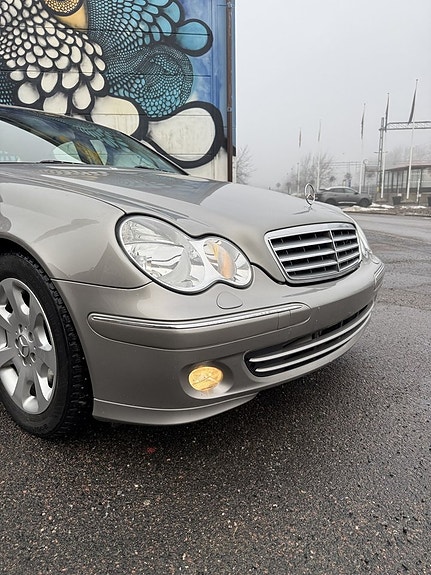 Mercedes-Benz C320 7 of 29
