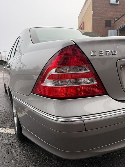 Mercedes-Benz C320 12 of 29