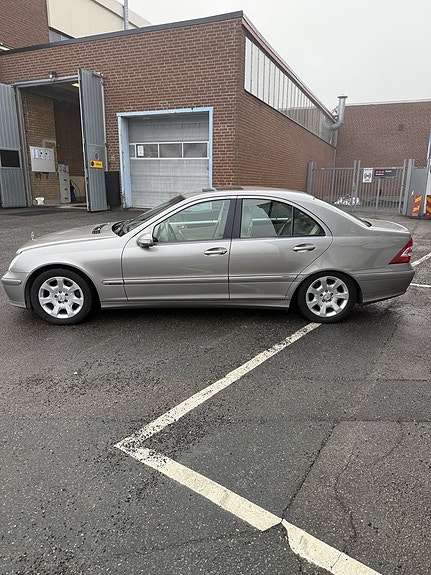 Mercedes-Benz C320 4 of 29