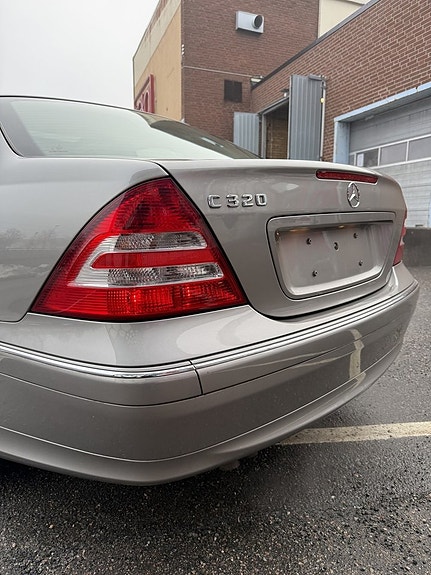 Mercedes-Benz C320 11 of 29