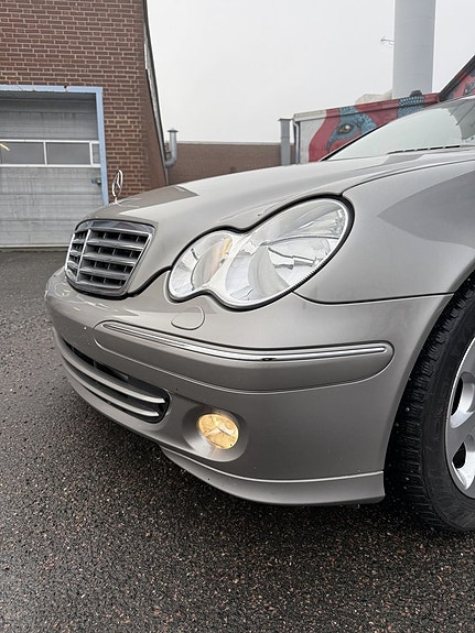 Mercedes-Benz C320 6 of 29