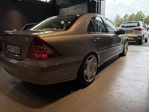 Mercedes-Benz C320 6 of 12