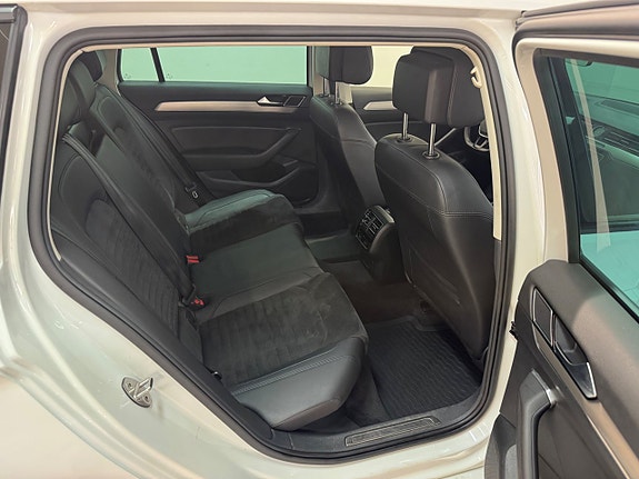 Volkswagen Passat 12 of 16