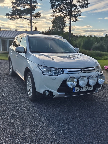 Mitsubishi Outlander 2 of 5