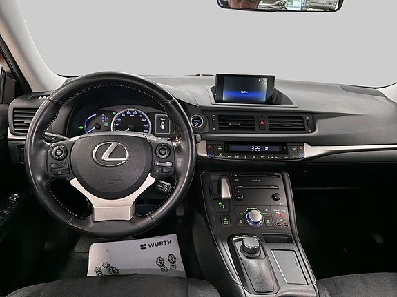 Lexus CT200h 8 of 12