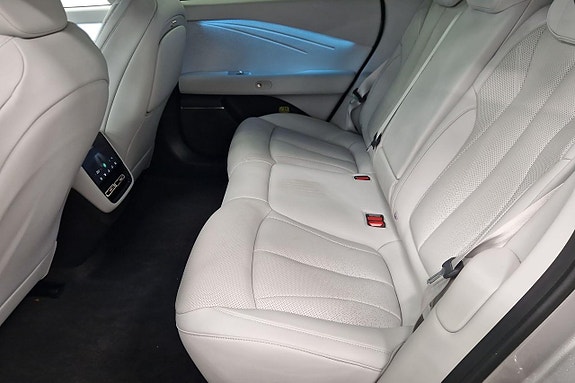 XPeng P7 15 of 17
